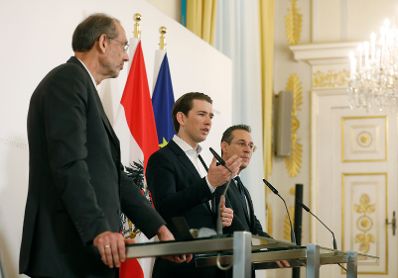 Am 11. April 2019 fand eine Pressekonferenz zum Thema "Bildungsinvestitionsgesetz" statt. Im Bild Bundeskanzler Sebastian Kurz (m.), Vizekanzler Heinz-Christian Strache (r.) und Bundesminister Heinz Fa&szlig;mann (l.).