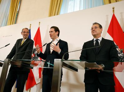 Am 11. April 2019 fand eine Pressekonferenz zum Thema "Bildungsinvestitionsgesetz" statt. Im Bild Bundeskanzler Sebastian Kurz (m.), Vizekanzler Heinz-Christian Strache (r.) und Bundesminister Heinz Fa&szlig;mann (l.).