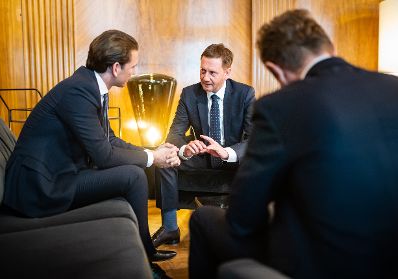 Am 23. April 2019 empfing Bundeskanzler Sebastian Kurz (l.) den Ministerpr&auml;sident von Sachsen, Michael Kretschmer (m.) zu einem Gespr&auml;ch.