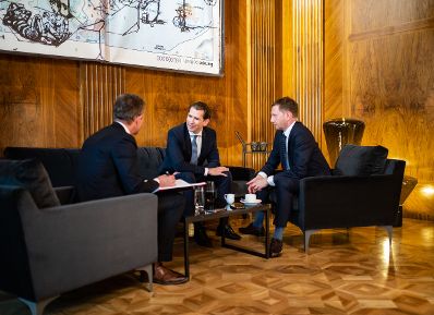 Am 23. April 2019 empfing Bundeskanzler Sebastian Kurz (m.) den Ministerpr&auml;sident von Sachsen, Michael Kretschmer (r.) zu einem Gespr&auml;ch.