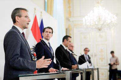 Bundeskanzler Sebastian Kurz (m.l.), Vizekanzler Heinz-Christian Strache (m.r.), Bundesminister Hartwig L&ouml;ger (l.) und Staatssekret&auml;r Hubert Fuchs (r.) beim Pressefoyer nach dem Ministerrat am 24. April 2019.