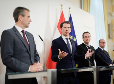 Bundeskanzler Sebastian Kurz (m.l.), Vizekanzler Heinz-Christian Strache (m.r.), Bundesminister Hartwig L&ouml;ger (l.) und Staatssekret&auml;r Hubert Fuchs (r.) beim Pressefoyer nach dem Ministerrat am 24. April 2019.