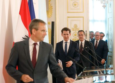Bundeskanzler Sebastian Kurz (m.l.), Vizekanzler Heinz-Christian Strache (m.r.), Bundesminister Hartwig L&ouml;ger (l.) und Staatssekret&auml;r Hubert Fuchs (r.) beim Pressefoyer nach dem Ministerrat am 24. April 2019.