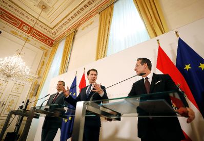 Bundeskanzler Sebastian Kurz (m.), Vizekanzler Heinz-Christian Strache (r.) und Bundesminister Hartwig L&ouml;ger (l.) beim Pressefoyer nach dem Ministerrat am 24. April 2019.