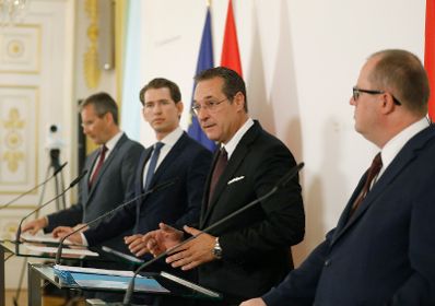 Bundeskanzler Sebastian Kurz (m.l.), Vizekanzler Heinz-Christian Strache (m.r.), Bundesminister Hartwig L&ouml;ger (l.) und Staatssekret&auml;r Hubert Fuchs (r.) beim Pressefoyer nach dem Ministerrat am 24. April 2019.