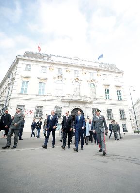 Am 24. April 2019 fand anl&auml;sslich der 74. Wiederkehr des Tages der Wiedererrichtung der Republik &Ouml;sterreich eine feierliche Kranzniederlegung im Weiheraum und in der Krypta des &auml;u&szlig;eren Burgtors statt. Im Bild Bundeskanzler Sebastian Kurz (2.v.r.), Vizekanzler Heinz-Christian Strache (3.v.r.) und Bundesminister Mario Kunasek (4.v.r.).