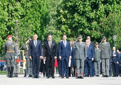 Am 24. April 2019 fand anl&auml;sslich der 74. Wiederkehr des Tages der Wiedererrichtung der Republik &Ouml;sterreich eine feierliche Kranzniederlegung im Weiheraum und in der Krypta des &auml;u&szlig;eren Burgtors statt. Im Bild Bundeskanzler Sebastian Kurz (4.v.l.), Vizekanzler Heinz-Christian Strache (3.v.l.) und Bundesminister Mario Kunasek (2.v.l.).