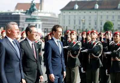 Am 24. April 2019 fand anl&auml;sslich der 74. Wiederkehr des Tages der Wiedererrichtung der Republik &Ouml;sterreich eine feierliche Kranzniederlegung im Weiheraum und in der Krypta des &auml;u&szlig;eren Burgtors statt. Im Bild Bundeskanzler Sebastian Kurz (r.), Vizekanzler Heinz-Christian Strache (m.) und Bundesminister Mario Kunasek (l.).