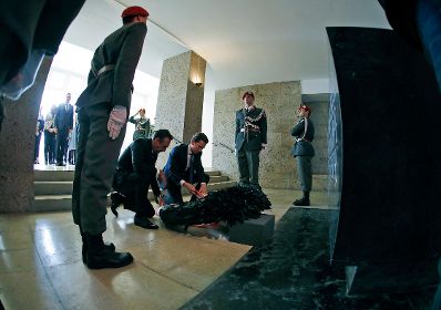 Am 24. April 2019 fand anl&auml;sslich der 74. Wiederkehr des Tages der Wiedererrichtung der Republik &Ouml;sterreich eine feierliche Kranzniederlegung im Weiheraum und in der Krypta des &auml;u&szlig;eren Burgtors statt. Im Bild Bundeskanzler Sebastian Kurz (m.r.) mit Vizekanzler Heinz-Christian Strache (m.l.).