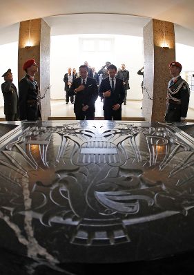 Am 24. April 2019 fand anl&auml;sslich der 74. Wiederkehr des Tages der Wiedererrichtung der Republik &Ouml;sterreich eine feierliche Kranzniederlegung im Weiheraum und in der Krypta des &auml;u&szlig;eren Burgtors statt. Im Bild Bundeskanzler Sebastian Kurz (m.r.) mit Vizekanzler Heinz-Christian Strache (m.l.).