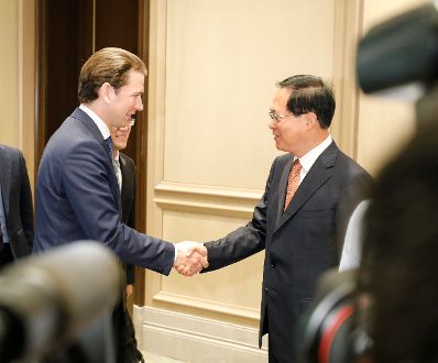 Am 25. April 2019 fand die Arbeitsreise von Bundeskanzler Sebastian Kurz (l.) in China statt. Im Bild bei dem Parteisekret&auml;r von Zhejiang Che Jun (r.).