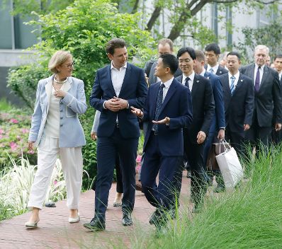 Am 25. April 2019 fand die Arbeitsreise von Bundeskanzler Sebastian Kurz (m.) in China statt. Im Bild mit dem Gr&uuml;nder und Executive Chairman der Alibaba Group Jack Ma (r.) und Landeshauptfrau Johanna Mikl-Leitner (l.).