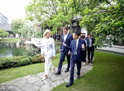 Am 25. April 2019 fand die Arbeitsreise von Bundeskanzler Sebastian Kurz (m.) in China statt. Im Bild mit dem Gr&uuml;nder und Executive Chairman der Alibaba Group Jack Ma (r.) und Landeshauptfrau Johanna Mikl-Leitner (l.).