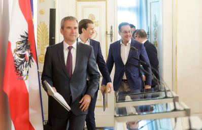 Bundeskanzler Sebastian Kurz (m.l.), Vizekanzler Heinz-Christian Strache (m.r.), Bundesminister Hartwig L&ouml;ger (l.) und Staatssekret&auml;r Hubert Fuchs (r.) beim Pressefoyer nach dem Ministerrat am 01. Mai 2019.