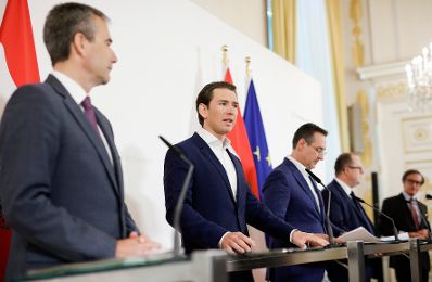Bundeskanzler Sebastian Kurz (m.l.), Vizekanzler Heinz-Christian Strache (m.r.), Bundesminister Hartwig L&ouml;ger (l.) und Staatssekret&auml;r Hubert Fuchs (r.) beim Pressefoyer nach dem Ministerrat am 01. Mai 2019.