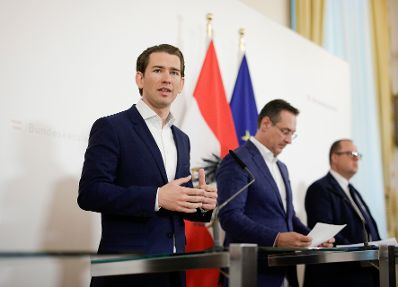 Bundeskanzler Sebastian Kurz (l.), Vizekanzler Heinz-Christian Strache (m.) und Staatssekret&auml;r Hubert Fuchs (r.) beim Pressefoyer nach dem Ministerrat am 01. Mai 2019.