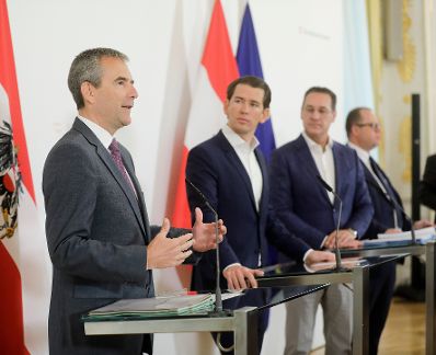 Bundeskanzler Sebastian Kurz (m.l.), Vizekanzler Heinz-Christian Strache (m.r.), Bundesminister Hartwig L&ouml;ger (l.) und Staatssekret&auml;r Hubert Fuchs (r.) beim Pressefoyer nach dem Ministerrat am 01. Mai 2019.