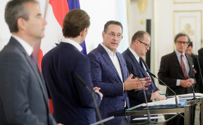 Bundeskanzler Sebastian Kurz (m.l.), Vizekanzler Heinz-Christian Strache (m.r.), Bundesminister Hartwig L&ouml;ger (l.) und Staatssekret&auml;r Hubert Fuchs (r.) beim Pressefoyer nach dem Ministerrat am 01. Mai 2019.