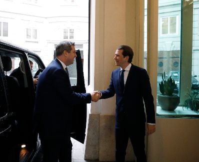 Am 3. Mai 2019 empfing Bundeskanzler Sebastian Kurz (r.) den Ministerpr&auml;sident von Bayern, Markus S&ouml;der (l.) zu einem Gespr&auml;ch.