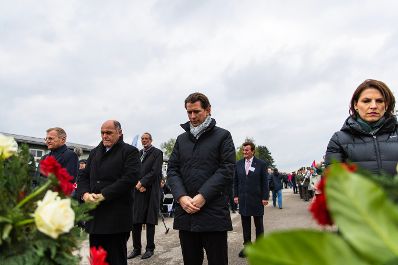 Am 5. Mai 2019 nahm Bundeskanzler Sebastian Kurz (m.) an der Gedenk- und Befreiungsfeier anl&auml;sslich der 74. Wiederkehr der Befreiung des KZ Mauthausens teil. Im Bild mit dem Nationalratspr&auml;sident Wolfgang Sobotka (l.) und Staatssekret&auml;rin Staatssekret&auml;rin Karoline Edtstadler (r.).