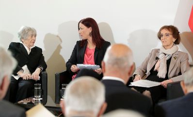 Am 8. Mai 2019 fand im Bundeskanzleramt ein Festakt zum Gedenken an die Befreiung vom Nationalsozialismus und an die Beendigung des Zweiten Weltkrieges in Europa statt. Im Bild Moderatorin Hannah Lessing (m.) mit den Zeitzeuginnen Gerda Frey (r.) und Helga Kinsky (l.).