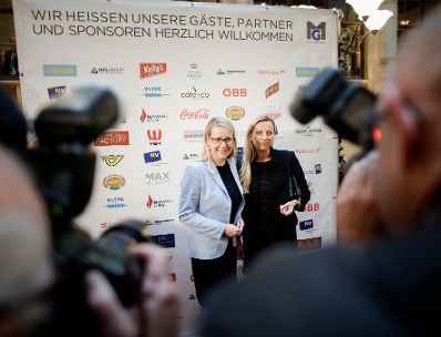 Am 13. Mai 2019 nahm Bundeskanzler Sebastian Kurz mit Vizekanzler Heinz-Christian Strache, Bundesministerin Juliane Bogner-Strau&szlig; (r.) und Bundesministerin Margarete Schramb&ouml;ck (l.) an der Verleihung des &bdquo;FM Incomingpreis 2019&ldquo; an Landeshauptfrau Johanna Mikl-Leitner teil.