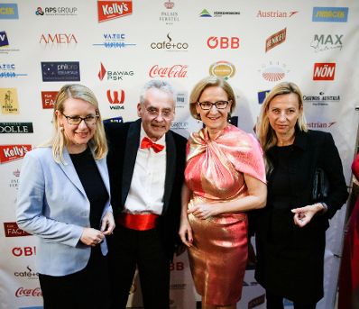 Am 13. Mai 2019 nahm Bundeskanzler Sebastian Kurz mit Vizekanzler Heinz-Christian Strache, Bundesministerin Juliane Bogner-Strau&szlig; (r.) und Bundesministerin Margarete Schramb&ouml;ck (l.) an der Verleihung des &bdquo;FM Incomingpreis 2019&ldquo; an Landeshauptfrau Johanna Mikl-Leitner (m.r.) teil.