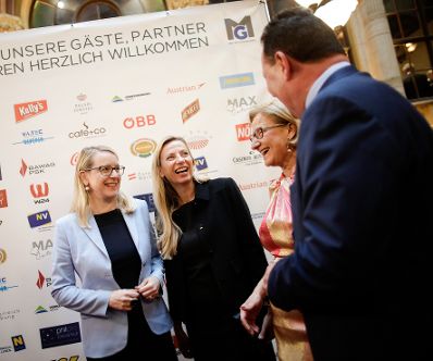 Am 13. Mai 2019 nahm Bundeskanzler Sebastian Kurz mit Vizekanzler Heinz-Christian Strache, Bundesministerin Juliane Bogner-Strau&szlig; (m.l.) und Bundesministerin Margarete Schramb&ouml;ck (l.) an der Verleihung des &bdquo;FM Incomingpreis 2019&ldquo; an Landeshauptfrau Johanna Mikl-Leitner (m.r.) teil.