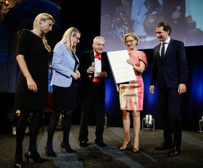 Am 13. Mai 2019 nahm Bundeskanzler Sebastian Kurz (r.) mit Vizekanzler Heinz-Christian Strache, Bundesministerin Juliane Bogner-Strau&szlig; (l.) und Bundesministerin Margarete Schramb&ouml;ck (m.l.) an der Verleihung des &bdquo;FM Incomingpreis 2019&ldquo; an Landeshauptfrau Johanna Mikl-Leitner (m.r.) teil.