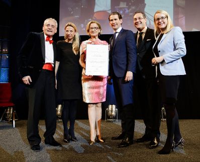 Am 13. Mai 2019 nahm Bundeskanzler Sebastian Kurz (4.v.l.) mit Vizekanzler Heinz-Christian Strache (5.v.l.), Bundesministerin Juliane Bogner-Strau&szlig; (2.v.l.) und Bundesministerin Margarete Schramb&ouml;ck (6.v.l.) an der Verleihung des &bdquo;FM Incomingpreis 2019&ldquo; an Landeshauptfrau Johanna Mikl-Leitner (3.v.l.) teil.