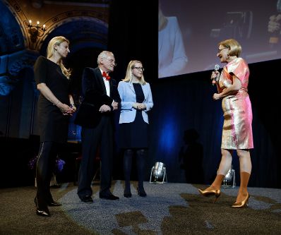Am 13. Mai 2019 nahm Bundeskanzler Sebastian Kurz mit Vizekanzler Heinz-Christian Strache, Bundesministerin Juliane Bogner-Strau&szlig; (l.) und Bundesministerin Margarete Schramb&ouml;ck (m.r.) an der Verleihung des &bdquo;FM Incomingpreis 2019&ldquo; an Landeshauptfrau Johanna Mikl-Leitner (r.) teil.