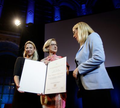 Am 13. Mai 2019 nahm Bundeskanzler Sebastian Kurz mit Vizekanzler Heinz-Christian Strache, Bundesministerin Juliane Bogner-Strau&szlig; (l.) und Bundesministerin Margarete Schramb&ouml;ck (r.) an der Verleihung des &bdquo;FM Incomingpreis 2019&ldquo; an Landeshauptfrau Johanna Mikl-Leitner (m.) teil.
