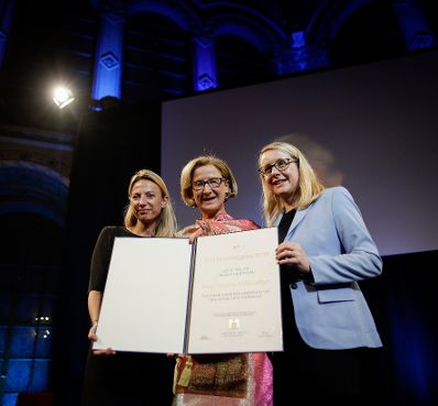 Am 13. Mai 2019 nahm Bundeskanzler Sebastian Kurz mit Vizekanzler Heinz-Christian Strache, Bundesministerin Juliane Bogner-Strau&szlig; (l.) und Bundesministerin Margarete Schramb&ouml;ck (r.) an der Verleihung des &bdquo;FM Incomingpreis 2019&ldquo; an Landeshauptfrau Johanna Mikl-Leitner (m.) teil.