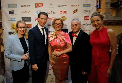 Am 13. Mai 2019 nahm Bundeskanzler Sebastian Kurz (m.l.) mit Vizekanzler Heinz-Christian Strache, Bundesministerin Juliane Bogner-Strau&szlig; und Bundesministerin Margarete Schramb&ouml;ck (l.) an der Verleihung des &bdquo;FM Incomingpreis 2019&ldquo; an Landeshauptfrau Johanna Mikl-Leitner (m.) teil.