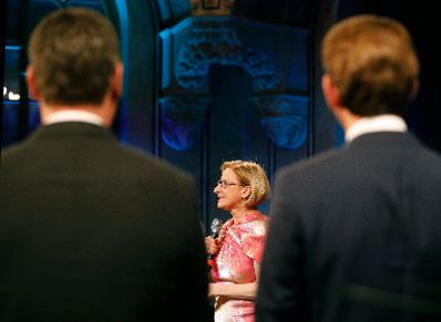Am 13. Mai 2019 nahm Bundeskanzler Sebastian Kurz (r.) mit Vizekanzler Heinz-Christian Strache (l.), Bundesministerin Juliane Bogner-Strau&szlig; und Bundesministerin Margarete Schramb&ouml;ck an der Verleihung des &bdquo;FM Incomingpreis 2019&ldquo; an Landeshauptfrau Johanna Mikl-Leitner (m.) teil.