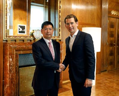 Am 15. Mai 2019 empfing Bundeskanzler Sebastian Kurz (r.) den Leiter von Diamond Aircraft, Frank Zhang (l.) zu einem Gespr&auml;ch.