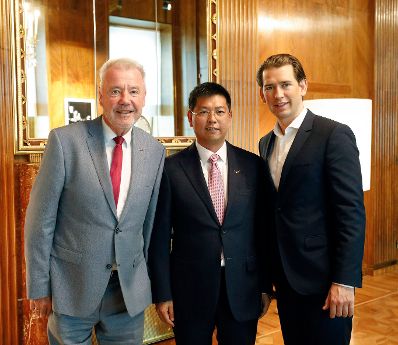 Am 15. Mai 2019 empfing Bundeskanzler Sebastian Kurz (r.) den Leiter von Diamond Aircraft, Frank Zhang (m.) zu einem Gespr&auml;ch.