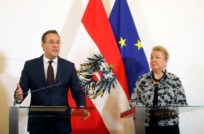 Am 16. Mai 2019 fand eine Pressekonferenz zum Thema Mindestpension statt. Im Bild (v.l.n.r.) Vizekanzler Heinz-Christian Strache und Bundesministerin Beate Hartinger-Klein.