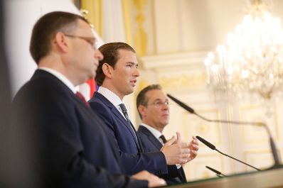 Am 16. Mai 2019 fand eine Pressekonferenz zum Thema Mindestpension statt. Im Bild (v.l.n.r.) &Ouml;VP-Sozialsprecher August W&ouml;ginger, Bundeskanzler Sebastian Kurz und Vizekanzler Heinz-Christian Strache.