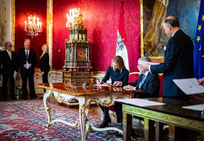 Am 22. Mai 2019 fand die Angelobung der &ouml;sterreichischen &Uuml;bergangsminister durch Bundespr&auml;sident Alexander Van der Bellen statt. Im Bild Bundesministerin Valerie Hackl.