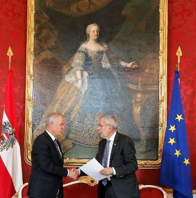 Am 22. Mai 2019 fand die Angelobung der &ouml;sterreichischen &Uuml;bergangsminister durch Bundespr&auml;sident Alexander Van der Bellen (r.) statt. Im Bild mit Bundesminister Johann Luif (l.).