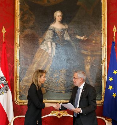 Am 22. Mai 2019 fand die Angelobung der &ouml;sterreichischen &Uuml;bergangsminister durch Bundespr&auml;sident Alexander Van der Bellen (r.) statt. Im Bild mit Bundesministerin Valerie Hackl (l.).