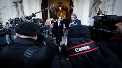 Am 18. Dezember 2017 wurde die neue Bundesregierung vom Bundespr&auml;sidenten in der Pr&auml;sidentschaftskanzlei angelobt. Im Bild Sebastian Kurz (m.) mit Susanne Thier (l.) am Weg in die Hofburg.
