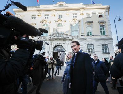Am 18. Dezember 2017 wurde die neue Bundesregierung vom Bundespr&auml;sidenten in der Pr&auml;sidentschaftskanzlei angelobt. Im Bild Sebastian Kurz (r.) mit Susanne Thier (l.) am Weg in die Hofburg.