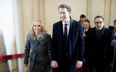 Am 18. Dezember 2017 wurde die neue Bundesregierung vom Bundespr&auml;sidenten in der Pr&auml;sidentschaftskanzlei angelobt. Im Bild Sebastian Kurz (m.) mit Susanne Thier (l.) und Heinz-Christian Strache (r.) am Weg in die Hofburg.