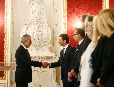 Am 18. Dezember 2017 wurde die neue Bundesregierung vom Bundespr&auml;sidenten in der Pr&auml;sidentschaftskanzlei angelobt. Im Bild Bundespr&auml;sident Alexander Van der Bellen (l.) mit Sebastian Kurz (m.) und Heinz-Christian Strache (r.).