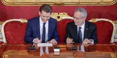 Am 18. Dezember 2017 wurde die neue Bundesregierung vom Bundespr&auml;sidenten in der Pr&auml;sidentschaftskanzlei angelobt. Im Bild Bundeskanzler Sebastian Kurz (l.) mit Bundespr&auml;sident Alexander Van der Bellen (r.).