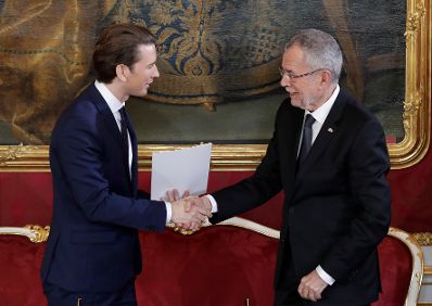Am 18. Dezember 2017 wurde die neue Bundesregierung vom Bundespr&auml;sidenten in der Pr&auml;sidentschaftskanzlei angelobt. Im Bild Bundeskanzler Sebastian Kurz (l.) mit Bundespr&auml;sident Alexander Van der Bellen (r.).