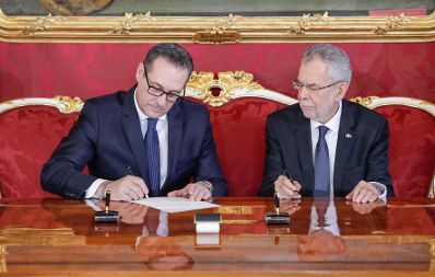 Am 18. Dezember 2017 wurde die neue Bundesregierung vom Bundespr&auml;sidenten in der Pr&auml;sidentschaftskanzlei angelobt. Im Bild Vizekanzler Heinz-Christian Strache (l.) mit Bundespr&auml;sident Alexander Van der Bellen (r.).
