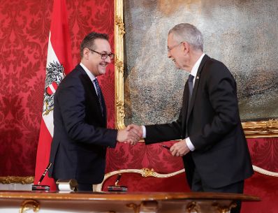Am 18. Dezember 2017 wurde die neue Bundesregierung vom Bundespr&auml;sidenten in der Pr&auml;sidentschaftskanzlei angelobt. Im Bild Vizekanzler Heinz-Christian Strache (l.) mit Bundespr&auml;sident Alexander Van der Bellen (r.).